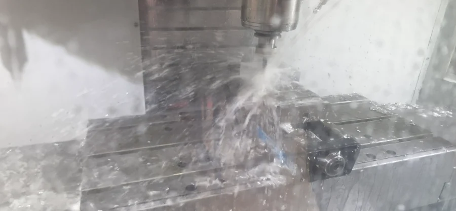 Mecanizando con máquina de CNC una pieza