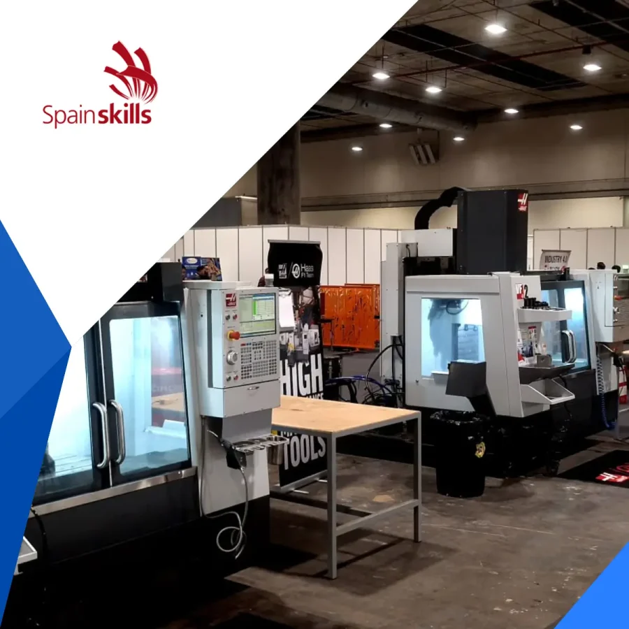 Maquinas preparadas para mecanizar en Spainskills y los logos de IAMCAD y de SPAINSKILLS.