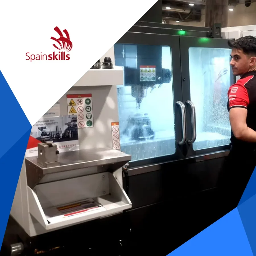Un participante frente a la maquina que esta mecanizando en Spainskills y los logos de IAMCAD y de SPAINSKILLS.