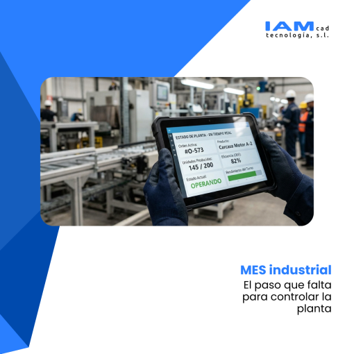 Planta industrial de fondo y manos con guantes negros en primer plano con tablet y datos de planta. Logo IAM y claim.